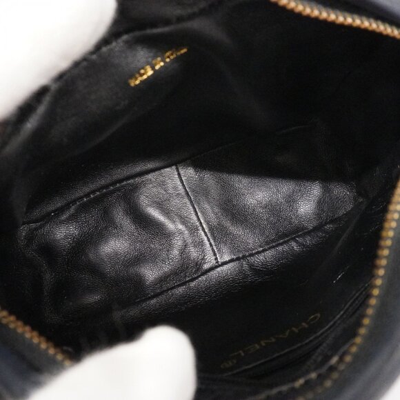 CHANEL Black Lambskin Leather Shoulder Bag - Picture 4 of 16